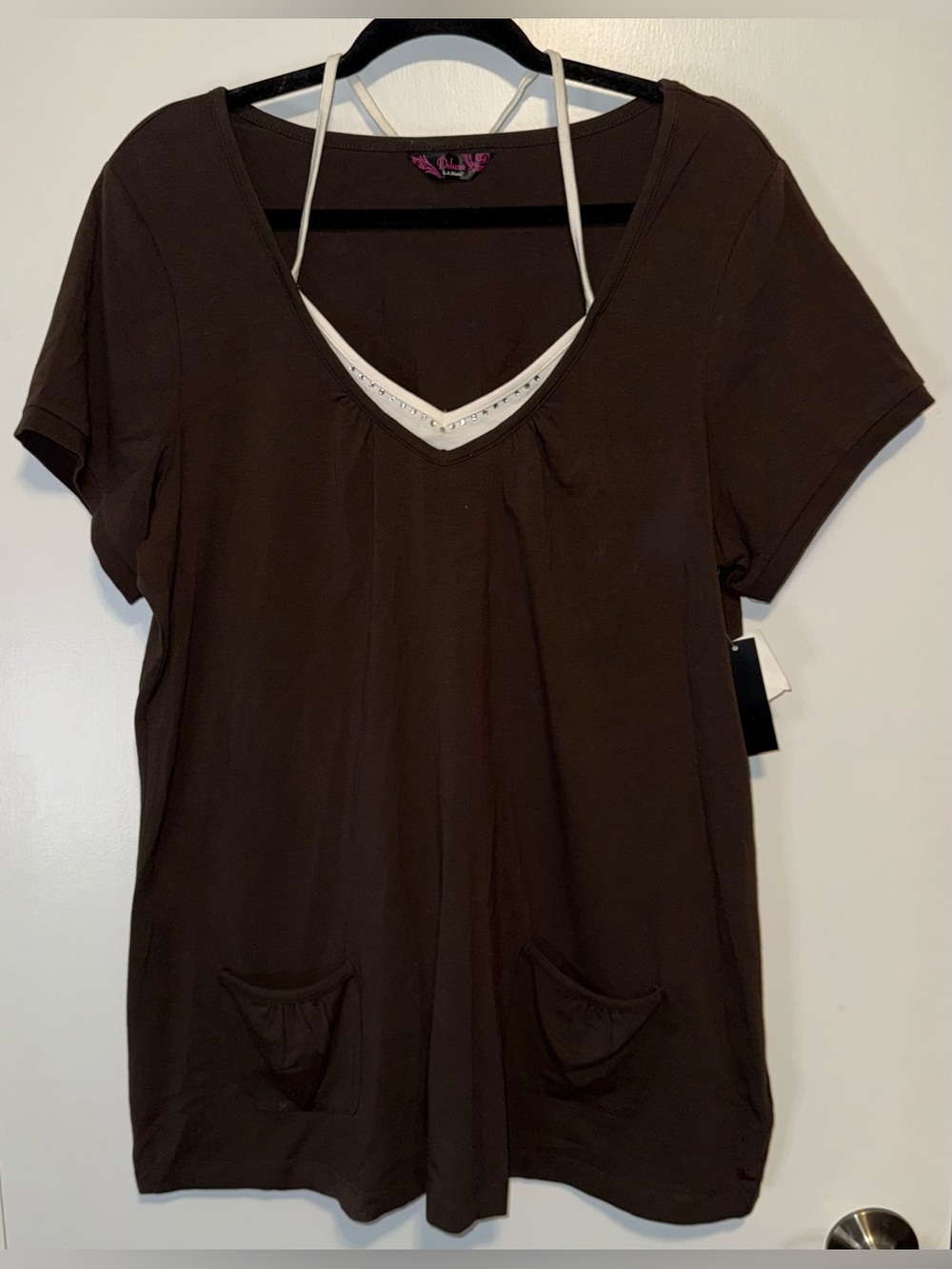 L.A. Blues Vintage Y2K Brown Short Sleeve V-Neck Tee with White Trim